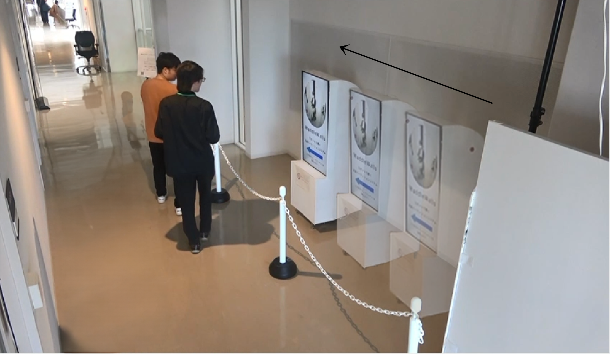 公共空間におけるロボットディスプレイの物理的動作が通行人とのインタラクションに与える影響 teaser